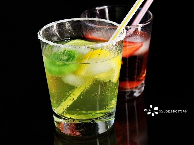 含冰块的彩色水果鸡尾酒图片素材