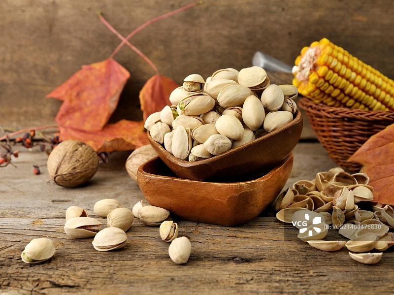 木碗中开裂的干开心果图片素材