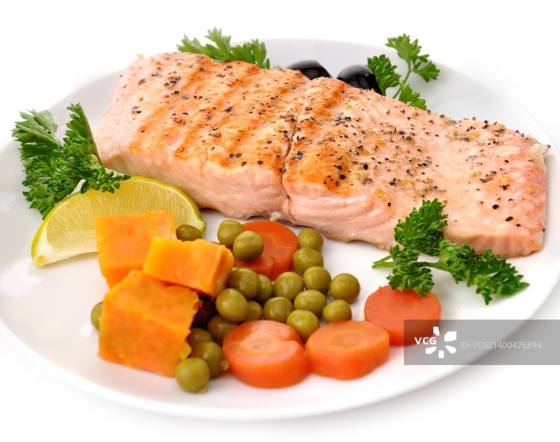 白底烤三文鱼柳配蔬菜图片素材