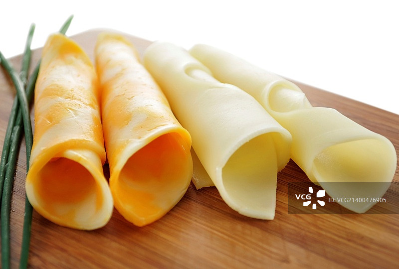 砧板上的奶酪切片特写图片素材