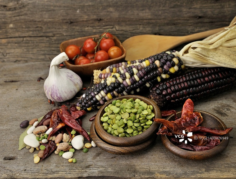 彩色混合豆类、扁豆、青豆和黄豌豆图片素材
