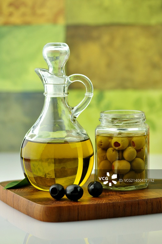 一瓶橄榄油和橄榄图片素材
