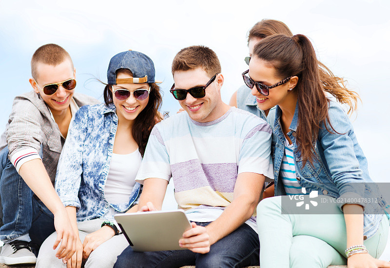 圣诞节节日人物概念：圣诞老人服装的男人拿着笔记本和笔图片素材