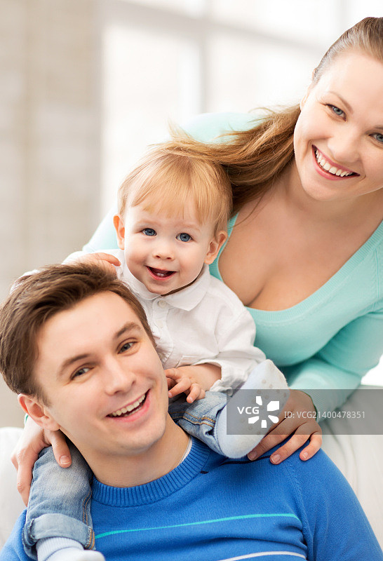 幸福的父母和可爱的宝宝玩耍图片图片素材