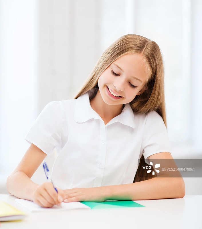 教育和学校概念 - 在学校学习的小学生图片素材