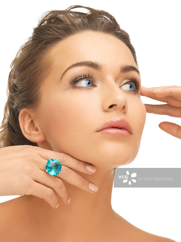 新娘与婚礼主题——佩戴蓝色鸡尾酒戒指的美丽女人图片素材
