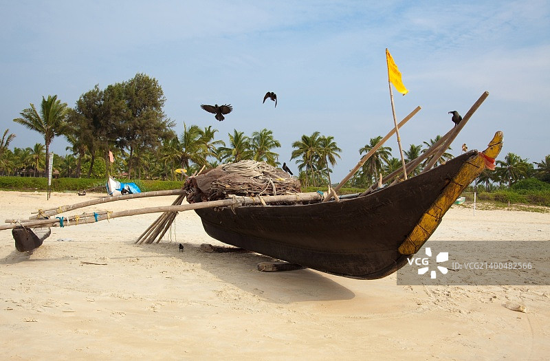 沙滩上的渔船图片素材