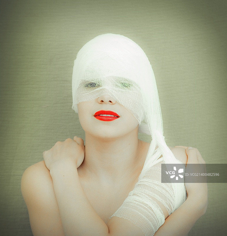 红唇女人绷带照片图片素材