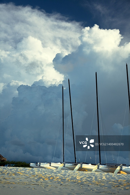 暴风云天空下停靠在岸边的休闲船只图片素材