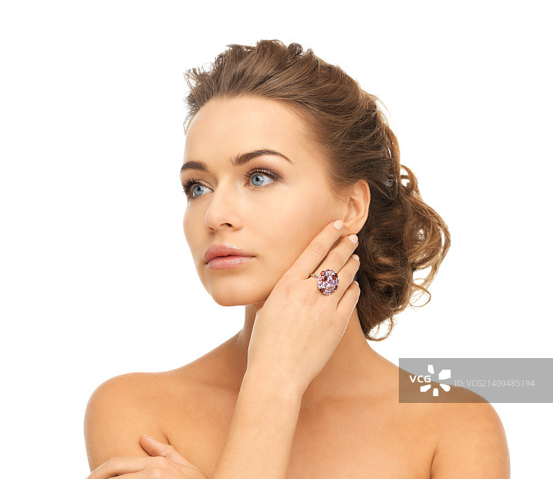 戴着鸡尾酒戒指的美丽女人照片图片素材