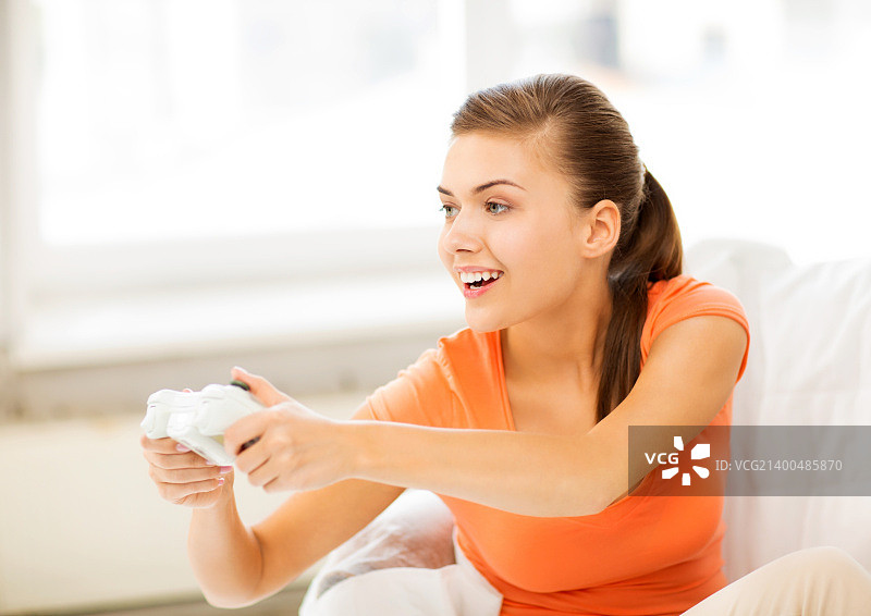 快乐女人使用操纵杆玩电子游戏图片素材