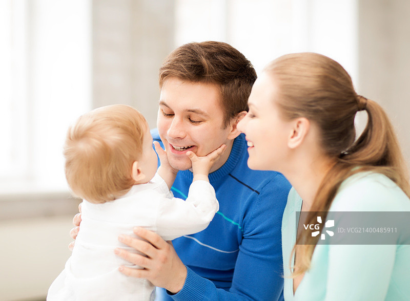 幸福的父母和可爱的宝宝玩耍图片图片素材