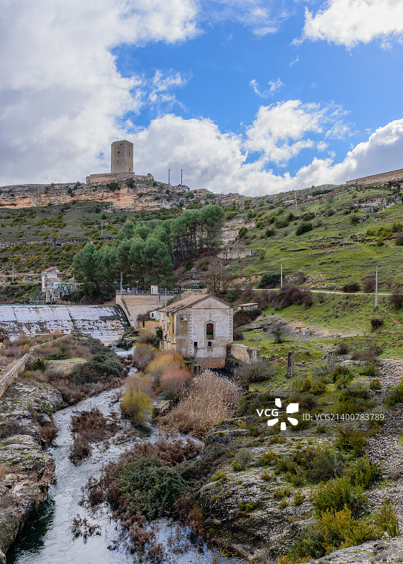 塔下的阿拉尔孔水坝水库图片素材