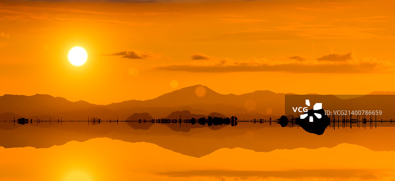 湖边的山脉剪影图片素材