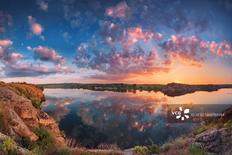 第聂伯河上的夏日日落图片素材