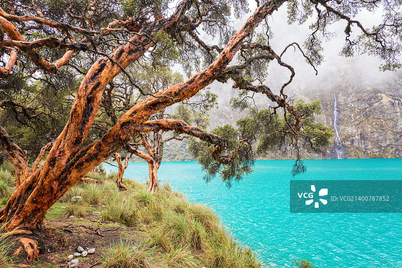 布兰卡山脉的蓝色湖泊图片素材