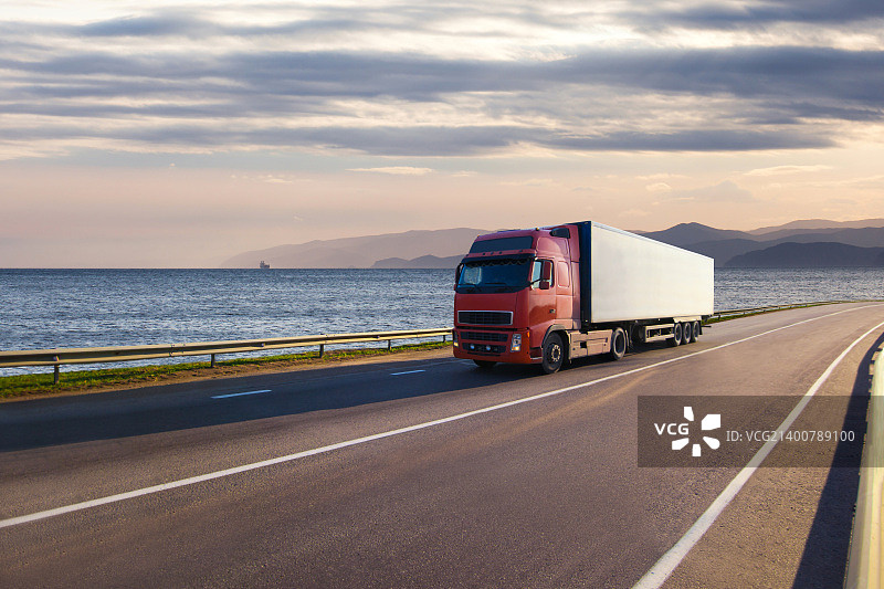 海边公路上的卡车图片素材