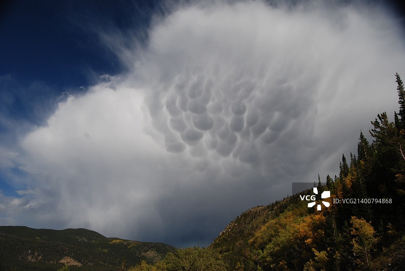 暴风雨前的乳状云图片素材