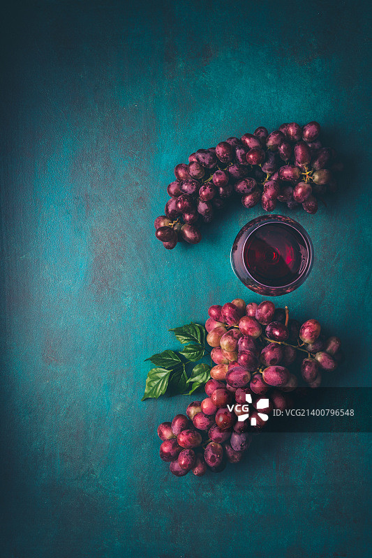 葡萄和一杯葡萄酒图片素材
