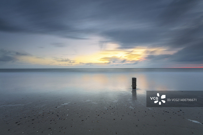 长时间曝光下的暴风雨海景日落图片素材
