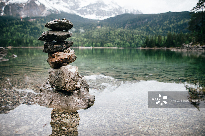 埃布湖的石堆图片素材