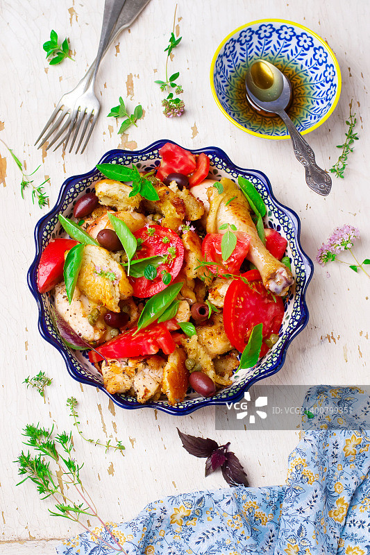 意式面包丁沙拉鸡肉版图片素材