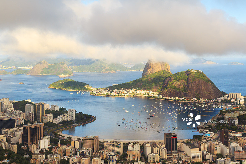 云雾缭绕的里约热内卢瓜纳巴拉湾糖面包山图片素材