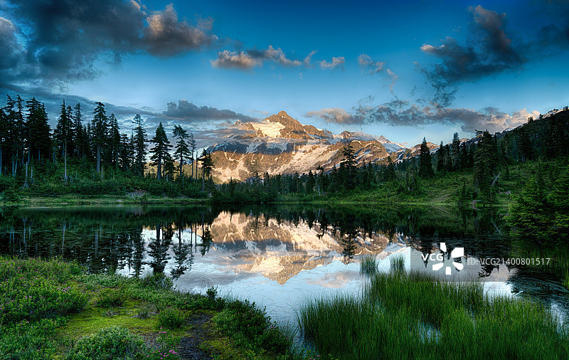 舒克桑山倒映在湖中图片素材