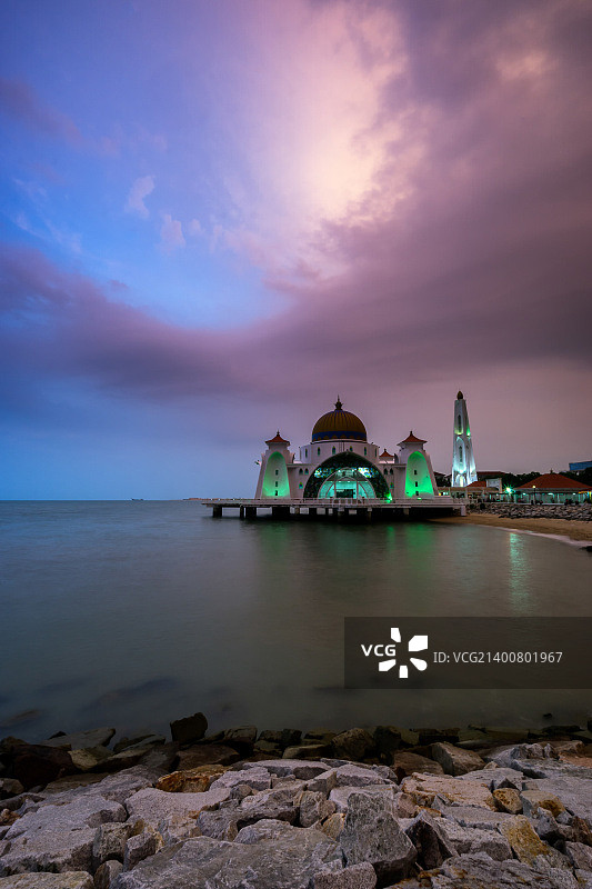 马六甲海峡的Masjid Selat清真寺日落景色图片素材