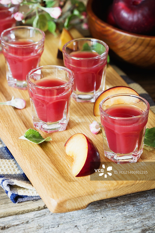 玻璃杯中的李子酒图片素材