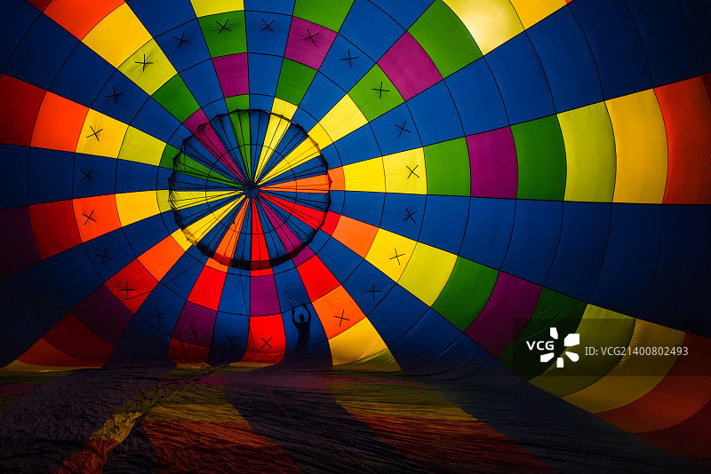 一道彩虹色的螺旋图片素材