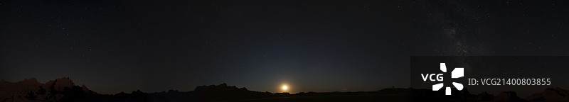 南达科他州恶地国家公园的化石之路月升全景图片素材