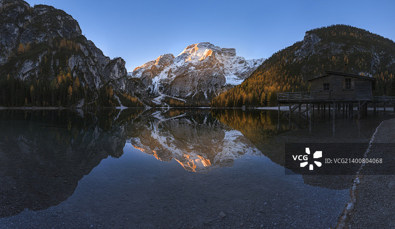 清晨的布莱耶斯湖，意大利多洛米蒂山图片素材