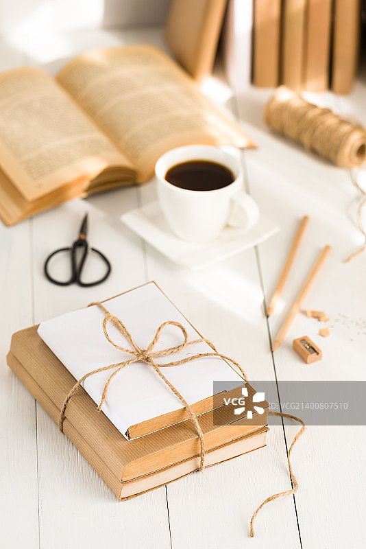 用牛皮纸覆盖书籍图片素材