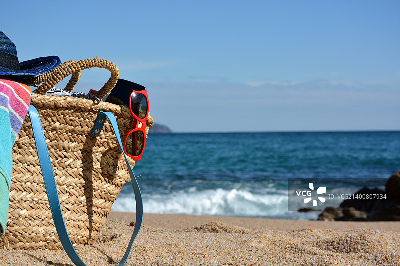 装有书和电话的沙滩包图片素材
