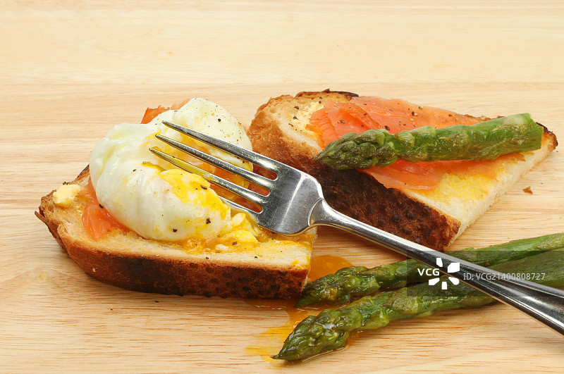 烟熏三文鱼芦笋溏心蛋图片素材