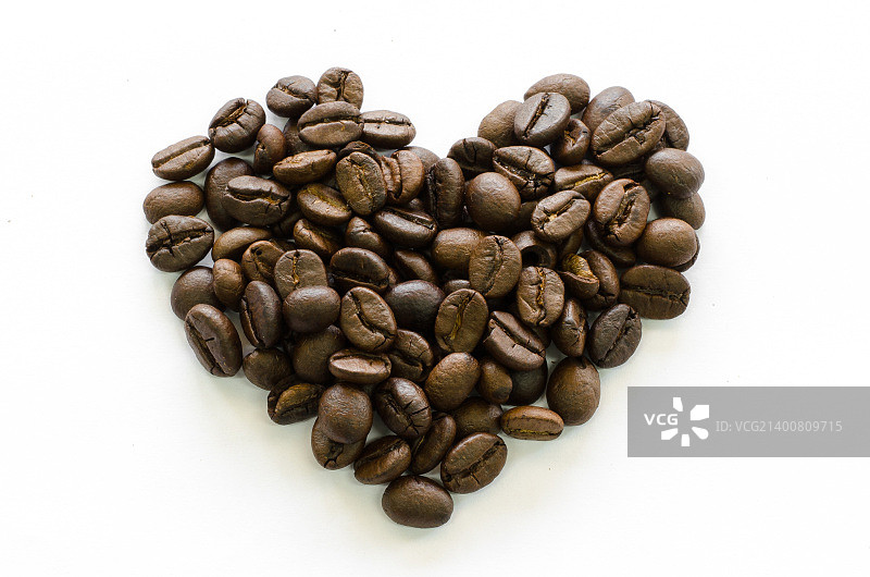 咖啡豆组成的心形特写，热爱咖啡图片素材