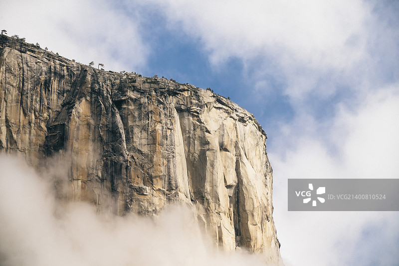 云雾中的酋长岩图片素材