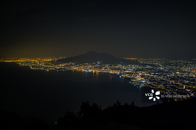 维苏威火山周围的灯光图片素材