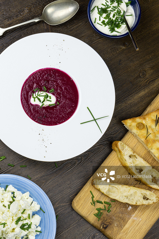 烤甜菜根汤配酸奶油、韭菜和羊乳酪图片素材