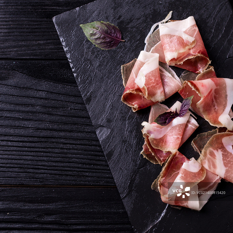 美味的意式风干火腿切片与香料图片素材