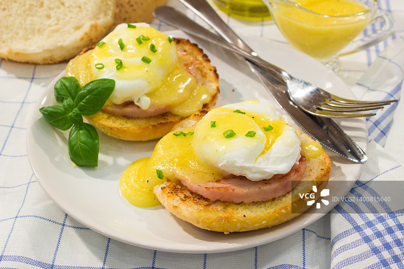 班尼迪克蛋配烤火腿、吐司和新鲜荷兰酱图片素材