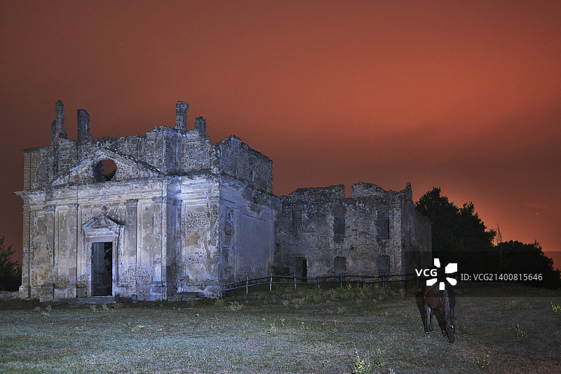 血红色天空下的蒙特拉诺鬼城图片素材