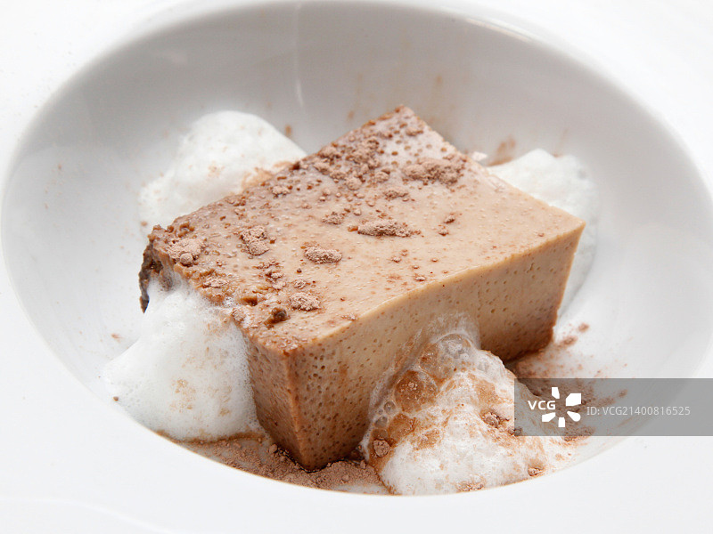 撒有可可粉的李子布丁图片素材