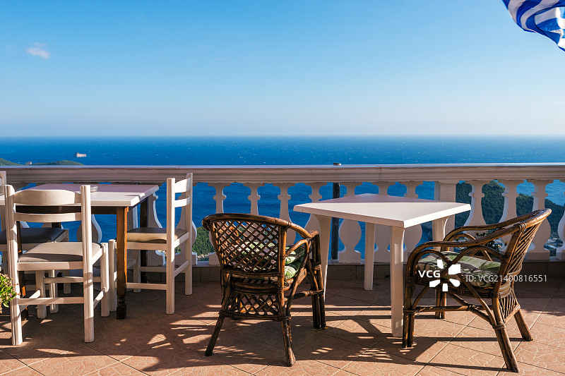 科孚岛阳光海湾，白色桌椅与希腊国旗图片素材