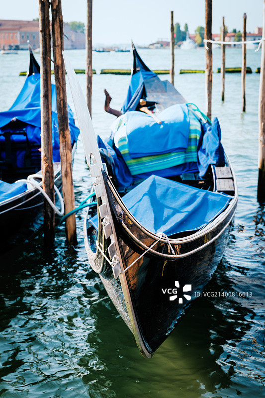 意大利威尼斯清晨的贡多拉图片素材