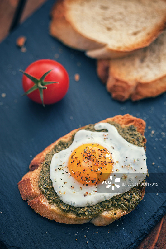 吐司上的水煮蛋和香蒜酱图片素材