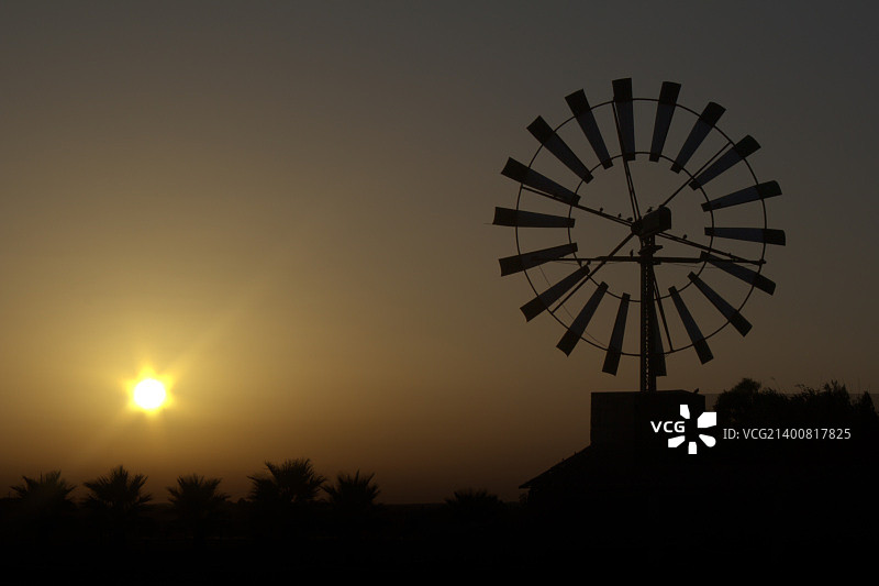 日落时分，传统风车的天空剪影图片素材