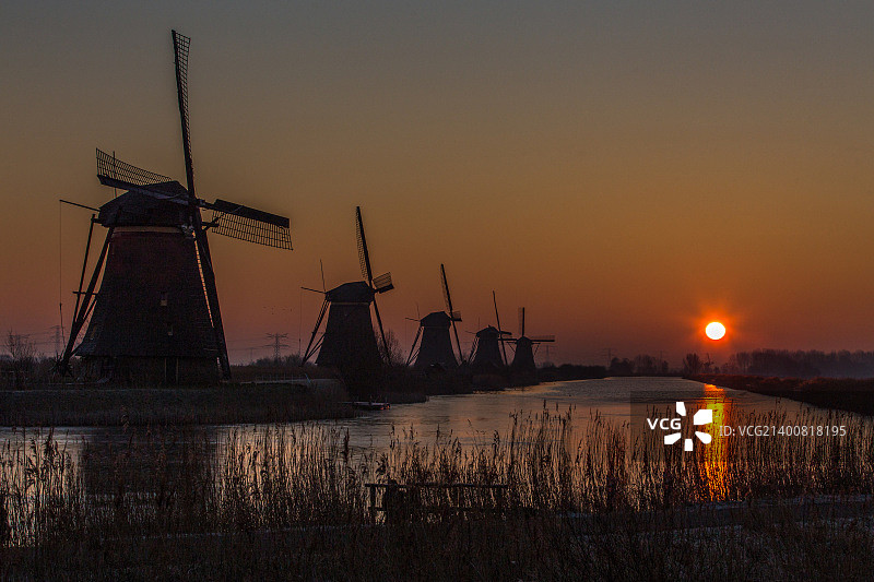日出时分，荷兰金德代克的磨坊图片素材