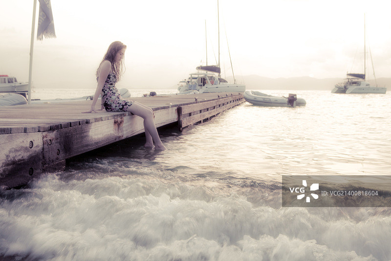 坐在海湾码头上图片素材